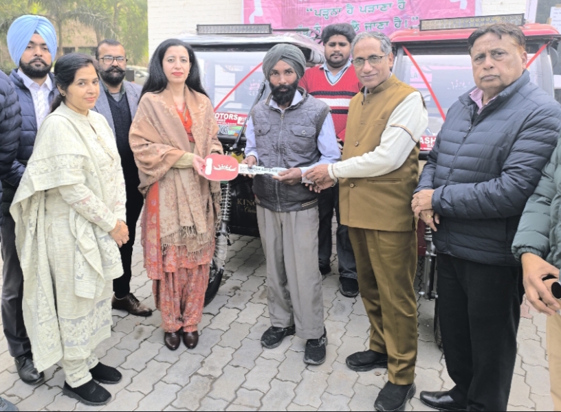 नई सड़क परियोजना के तहत स्लम क्षेत्रों के बच्चों को परिवहन की सुविधा के लिए ई-रिक्शा दिए गए